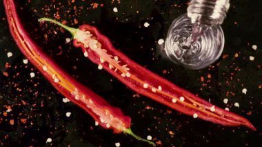 Ağır çekim bir siyah arka plan üzerine biber votkayla dökün