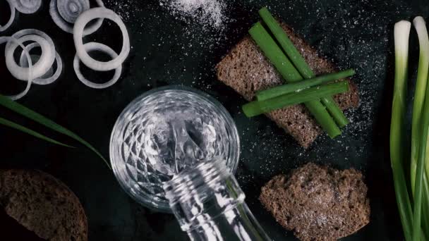 Verter Vodka Vaso Cerca Del Pan Negro Con Cebollas Verdes — Vídeo de stock