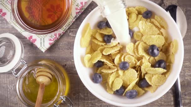 Petit déjeuner prêt au ralenti avec lait, miel et baies vue de dessus — Video