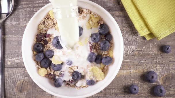 Petit déjeuner prêt au ralenti avec lait, miel et baies vue de dessus — Video