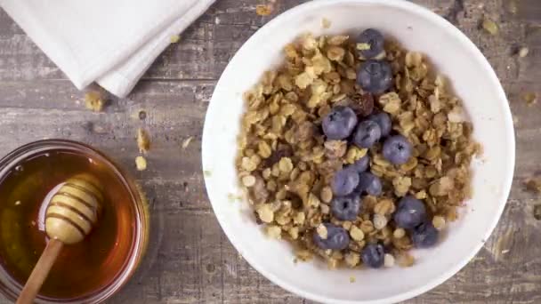 Petit déjeuner prêt au ralenti avec lait, miel et baies vue de dessus — Video