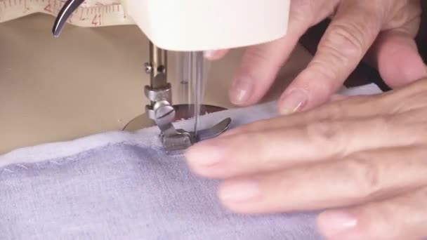 女人在缝纫机上缝制 — 图库视频影像