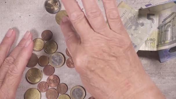 Mão mais velha classificada monetaty na tabela vista superior — Vídeo de Stock