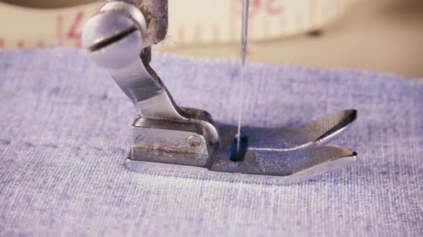 Mouvement lent l'aiguille de la machine à coudre fait des points de suture — Video