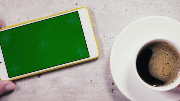 A tábla mozgatható telefon és egy csésze kávé felülnézet — Stock videók