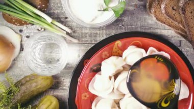 Top ağır çekim votka ve aperatif Rus geleneklerine göre görünüm