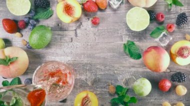 Ağır çekim meyve içecek buzlu cam üstten görünüm