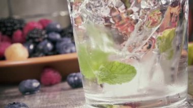 Yavaş hareket saf su buz arka planda çilek ile