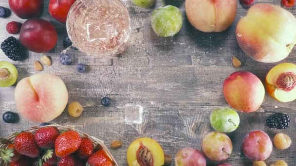 Fruchtgetränk in Zeitlupe mit Eis im Glasoberteil — Stockvideo