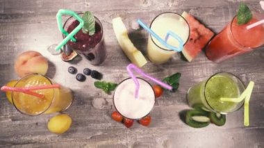 Meyve smoothies masada meyve üstten görünüm yakınındaki