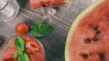 Ağır çekim meyve güler yüzlü bir bardak buz en iyi manzaralı içine dökmek için