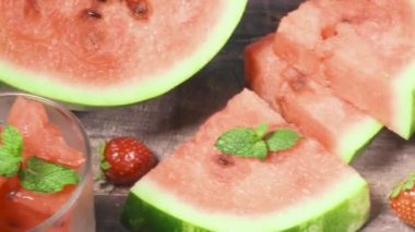 Taze sıkılmış meyve suları ve üstten görünüm boyunca kamera hareketi