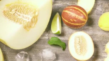 Taze sıkılmış meyve suları ve üstten görünüm boyunca kamera hareketi