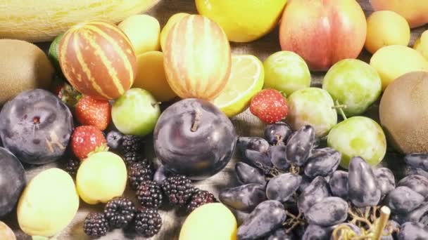 Cosecha de bayas frescas y frutas vista superior — Vídeo de stock
