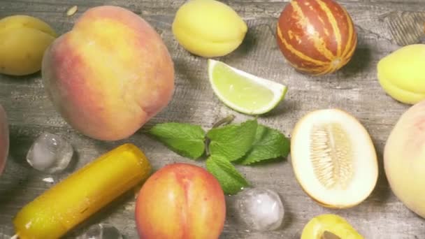 Jugos de frutas frescas y el movimiento de la cámara a lo largo de la vista superior — Vídeo de stock