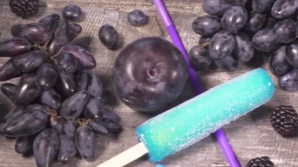 Φρέσκους χυμούς φρούτων και την κίνηση της κάμερας κατά μήκος το top view — Αρχείο Βίντεο