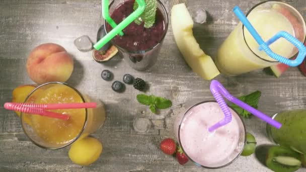 新鲜果汁和相机沿顶部的移动 — 图库视频影像