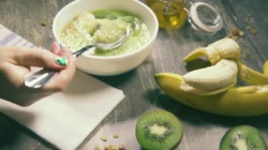 Meyve yakınındaki masada meyve smoothiebowl