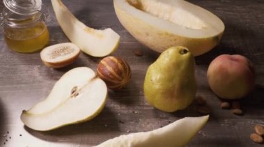 Meyve yakınındaki masada meyve smoothiebowl