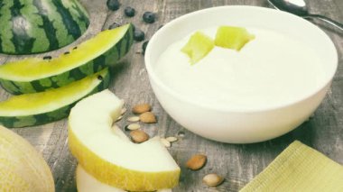 Meyve yakınındaki masada meyve smoothiebowl