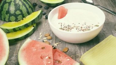 Meyve yakınındaki masada meyve smoothiebowl