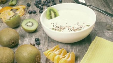 Meyve yakınındaki masada meyve smoothiebowl