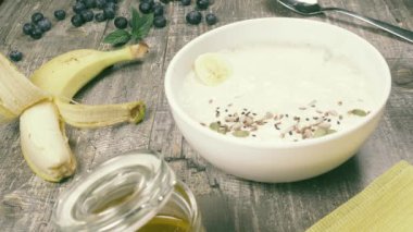 Meyve yakınındaki masada meyve smoothiebowl