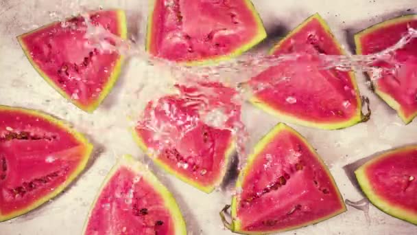 Slow motion strooi water op Watermeloen slices top uitzicht — Stockvideo