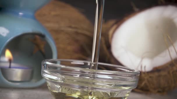 Huile de noix de coco naturelle au ralenti et noix de coco — Video