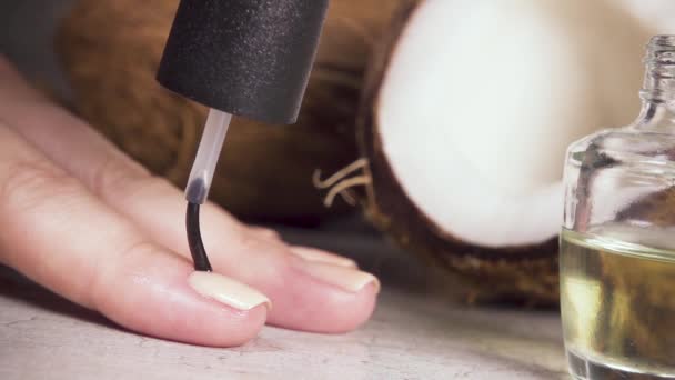 Медленное движение кокосового масла, чтобы размазать пальцы — стоковое видео