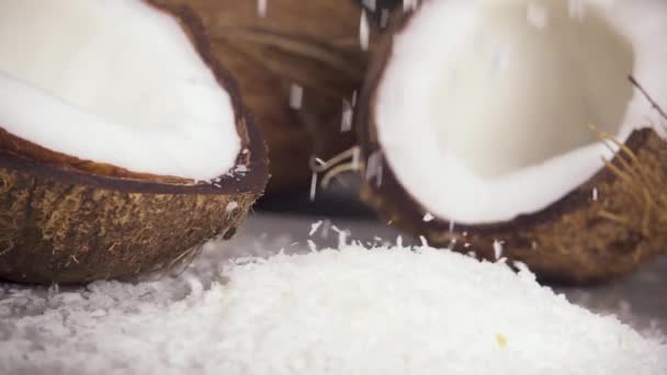 Afeitaciones de coco en cámara lenta y mitades de coco — Vídeos de Stock