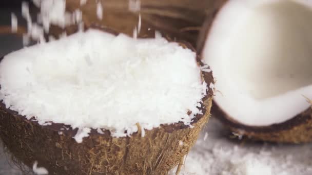 Afeitaciones de coco en cámara lenta y mitades de coco — Vídeo de stock