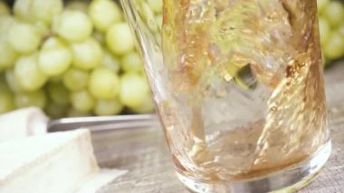 Ağır çekim bir cam ve meze şarap dökün
