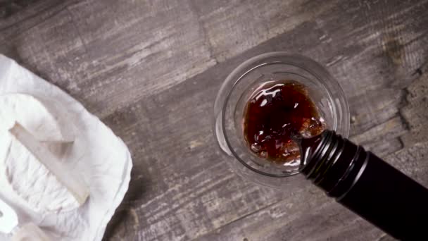 Mouvement lent versez le vin de la bouteille dans le verre et l'apéritif vue du dessus — Video