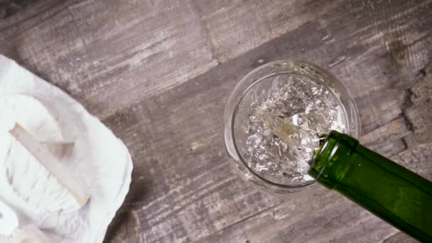 Mouvement lent versez le vin de la bouteille dans le verre et l'apéritif vue du dessus — Video