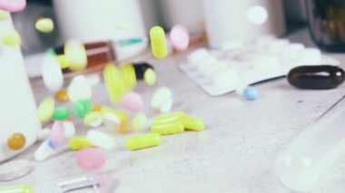 Ağır çekim kapsül ve tablet masanın üstüne düşmek