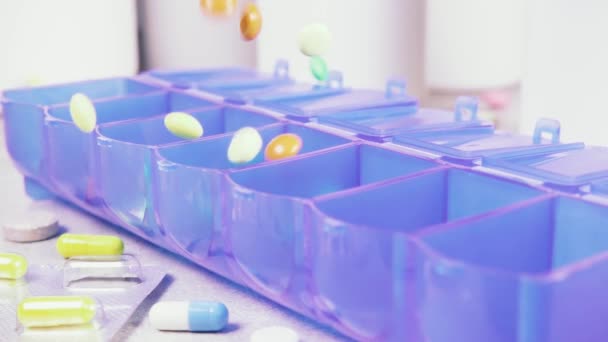 Lassított kapszulák és tabletták csökken az asztalon — Stock videók