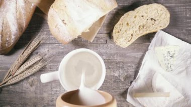 Yavaş hareket süt dökmek içine peynir üstten görünüm yakınındaki bir kupa