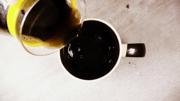 Slow motion i en mugg hälla kaffe från en kaffe potten ovanifrån — Stockvideo