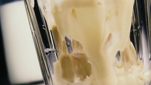 Slow motion in een glazen van ijs koffie met melk close-up gieten — Stockvideo