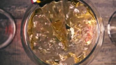 Ağır çekim yansıma en iyi manzaralı bir bardak içine beyaz şarap dökün