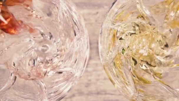 Медленное движение вылить красное и белое вино в стеклянный вид сверху — стоковое видео