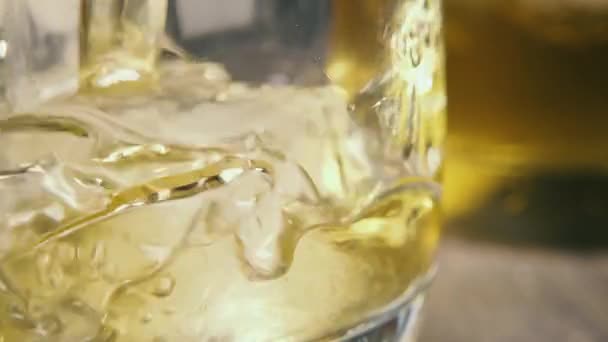 Lento Movimiento Flujo Bebida Ámbar Alcohólica Verter Cubo Hielo Primer — Vídeos de Stock