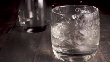 Ağır çekim bir boş bardak ve bir açık bir içki ile