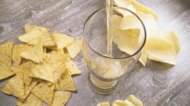 Yavaş dök bira ve cips masa üstü görünümü