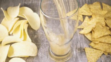 Yavaş dök bira ve cips masa üstü görünümü