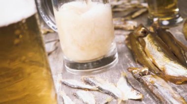 Masada Balık yakınındaki bir kupa bira ağır çekim swirls köpük