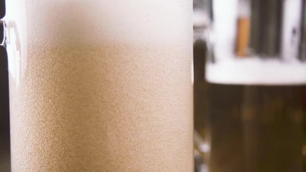 Αργή κίνηση μπύρα αφρού σε ένα κοντινό πλάνο κούπα — Αρχείο Βίντεο