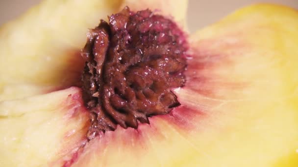 Langsame Pfirsichknochen im Fruchtfleisch Nahaufnahme — Stockvideo