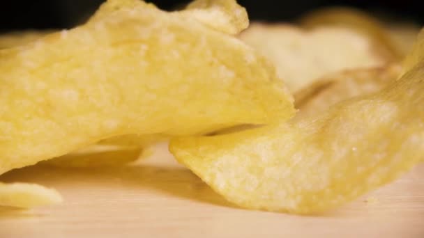 Langsame Chips fallen aus nächster Nähe auf den Tisch — Stockvideo